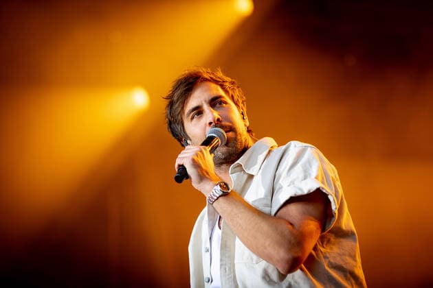 Der Singer-Songwriter Max Giesinger tritt am Dienstag (26.07.22) im Schloss Eyrichshof in Ebern (Landkreis Haßberge) vor rund 3000 Besuchern auf. Copyright: HMBxMedia PattyxVarasano