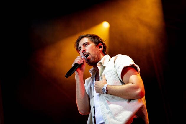 Der Singer-Songwriter Max Giesinger tritt am Dienstag (26.07.22) im Schloss Eyrichshof in Ebern (Landkreis Haßberge) vor rund 3000 Besuchern auf. Copyright: HMBxMedia PattyxVarasano
