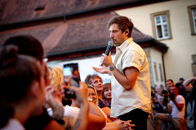 Der Singer-Songwriter Max Giesinger tritt am Dienstag (26.07.22) im Schloss Eyrichshof in Ebern (Landkreis Haßberge) vor rund 3000 Besuchern auf. Copyright: HMBxMedia PattyxVarasano
