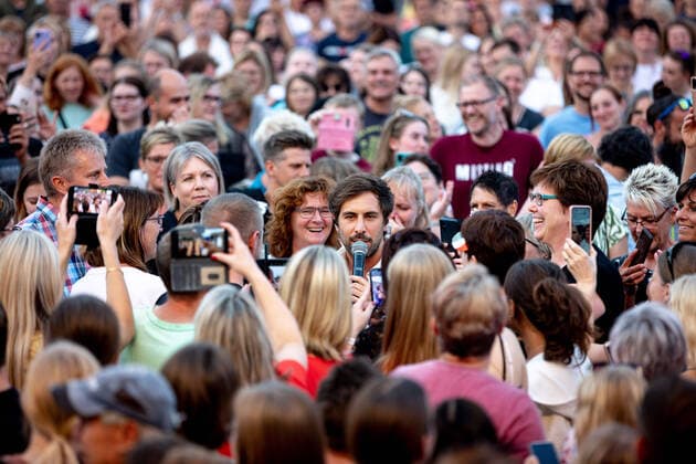 Entertainment Themen der Woche KW 30 Der Singer-Songwriter Max Giesinger tritt am Dienstag (26.07.22) im Schloss Eyrichshof in Ebern (Landkreis Haßberge) vor rund 3000 Besuchern auf. *** The singer songwriter Max Giesinger performs on Tuesday 26 07 22 in the castle Eyrichshof in Ebern district Haßberge in front of about 3000 visitors Copyright: HMBxMedia PattyxVarasano
