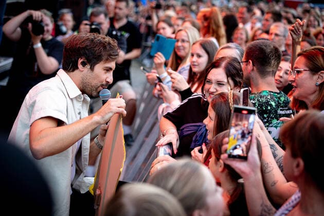 Der Singer-Songwriter Max Giesinger tritt am Dienstag (26.07.22) im Schloss Eyrichshof in Ebern (Landkreis Haßberge) vor rund 3000 Besuchern auf. Copyright: HMBxMedia PattyxVarasano