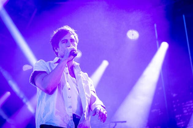Der Singer-Songwriter Max Giesinger tritt am Dienstag (26.07.22) im Schloss Eyrichshof in Ebern (Landkreis Haßberge) vor rund 3000 Besuchern auf. Copyright: HMBxMedia PattyxVarasano
