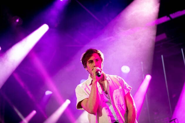 Der Singer-Songwriter Max Giesinger tritt am Dienstag (26.07.22) im Schloss Eyrichshof in Ebern (Landkreis Haßberge) vor rund 3000 Besuchern auf. Copyright: HMBxMedia PattyxVarasano
