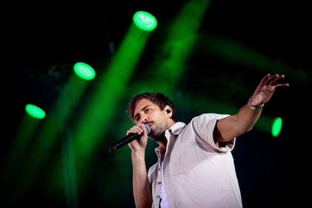 Der Singer-Songwriter Max Giesinger tritt am Dienstag (26.07.22) im Schloss Eyrichshof in Ebern (Landkreis Haßberge) vor rund 3000 Besuchern auf. Copyright: HMBxMedia PattyxVarasano
