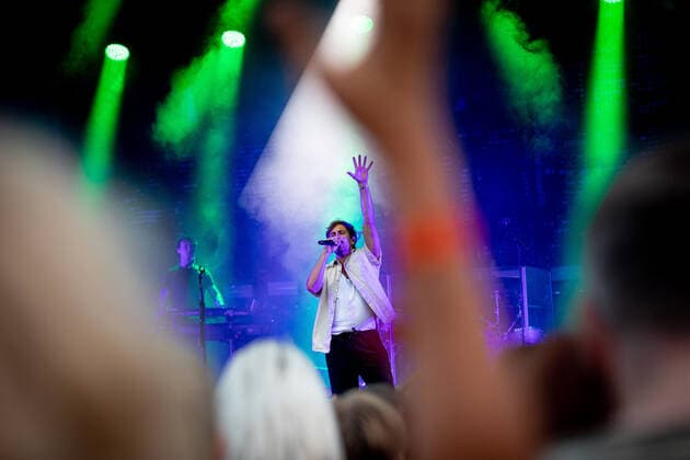 Der Singer-Songwriter Max Giesinger tritt am Dienstag (26.07.22) im Schloss Eyrichshof in Ebern (Landkreis Haßberge) vor rund 3000 Besuchern auf. Copyright: HMBxMedia PattyxVarasano