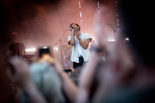 Der Singer-Songwriter Max Giesinger tritt am Dienstag (26.07.22) im Schloss Eyrichshof in Ebern (Landkreis Haßberge) vor rund 3000 Besuchern auf. Copyright: HMBxMedia PattyxVarasano