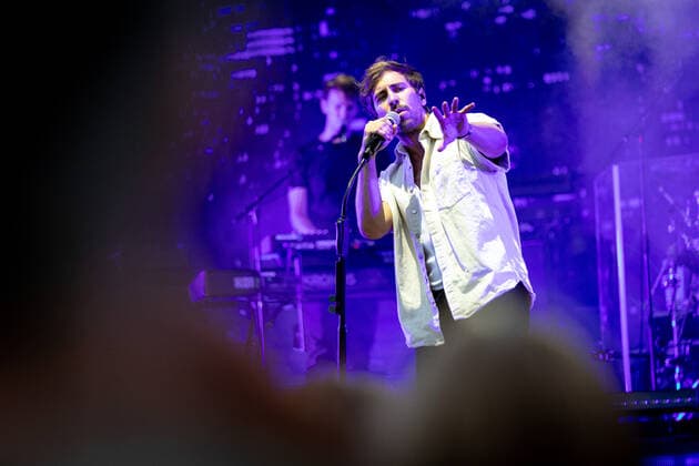 Der Singer-Songwriter Max Giesinger tritt am Dienstag (26.07.22) im Schloss Eyrichshof in Ebern (Landkreis Haßberge) vor rund 3000 Besuchern auf. Copyright: HMBxMedia PattyxVarasano