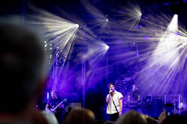 Der Singer-Songwriter Max Giesinger tritt am Dienstag (26.07.22) im Schloss Eyrichshof in Ebern (Landkreis Haßberge) vor rund 3000 Besuchern auf. Copyright: HMBxMedia PattyxVarasano
