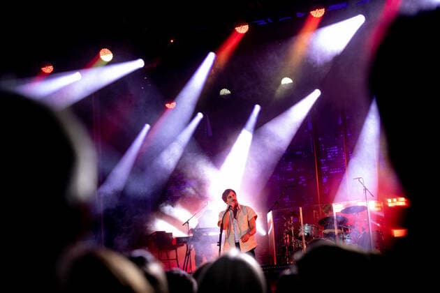 Der Singer-Songwriter Max Giesinger tritt am Dienstag (26.07.22) im Schloss Eyrichshof in Ebern (Landkreis Haßberge) vor rund 3000 Besuchern auf. Copyright: HMBxMedia PattyxVarasano