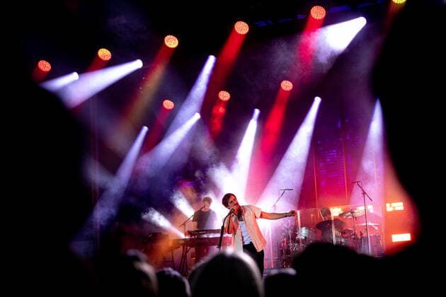 Der Singer-Songwriter Max Giesinger tritt am Dienstag (26.07.22) im Schloss Eyrichshof in Ebern (Landkreis Haßberge) vor rund 3000 Besuchern auf. Copyright: HMBxMedia PattyxVarasano