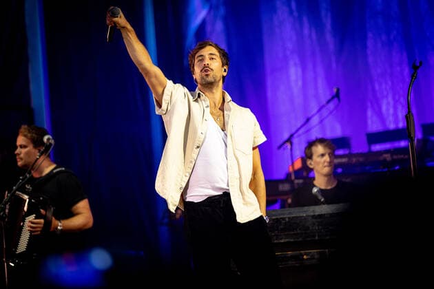 Der Singer-Songwriter Max Giesinger tritt am Dienstag (26.07.22) im Schloss Eyrichshof in Ebern (Landkreis Haßberge) vor rund 3000 Besuchern auf. Copyright: HMBxMedia PattyxVarasano