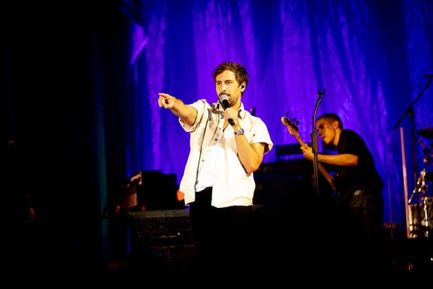 Der Singer-Songwriter Max Giesinger tritt am Dienstag (26.07.22) im Schloss Eyrichshof in Ebern (Landkreis Haßberge) vor rund 3000 Besuchern auf. Copyright: HMBxMedia PattyxVarasano