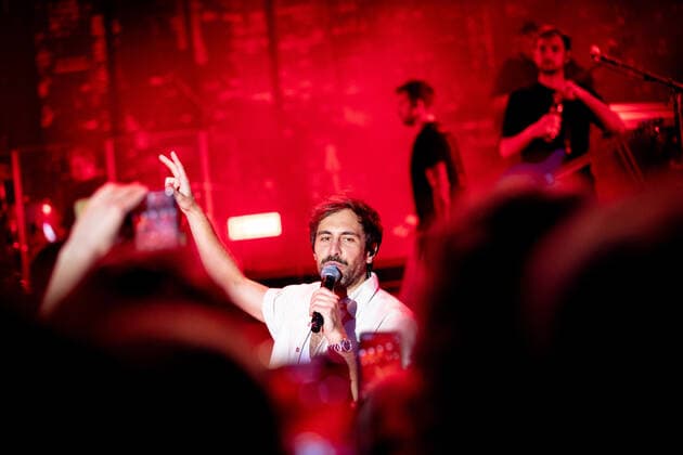 Der Singer-Songwriter Max Giesinger tritt am Dienstag (26.07.22) im Schloss Eyrichshof in Ebern (Landkreis Haßberge) vor rund 3000 Besuchern auf. Copyright: HMBxMedia PattyxVarasano
