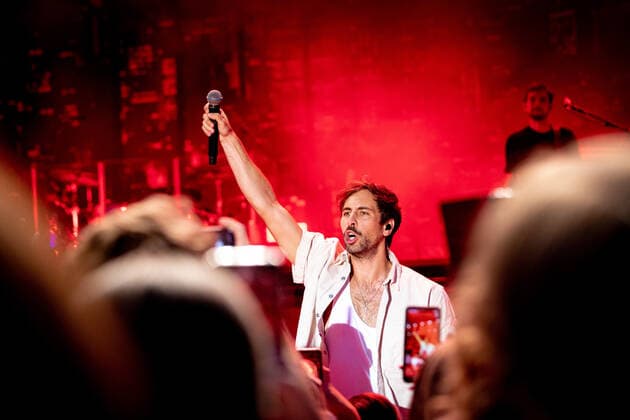 Der Singer-Songwriter Max Giesinger tritt am Dienstag (26.07.22) im Schloss Eyrichshof in Ebern (Landkreis Haßberge) vor rund 3000 Besuchern auf. Copyright: HMBxMedia PattyxVarasano