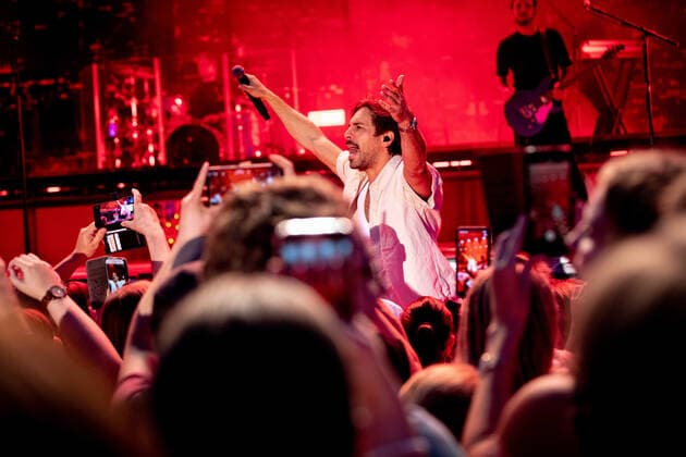 Der Singer-Songwriter Max Giesinger tritt am Dienstag (26.07.22) im Schloss Eyrichshof in Ebern (Landkreis Haßberge) vor rund 3000 Besuchern auf. Copyright: HMBxMedia PattyxVarasano