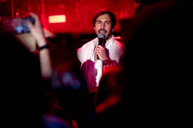 Der Singer-Songwriter Max Giesinger tritt am Dienstag (26.07.22) im Schloss Eyrichshof in Ebern (Landkreis Haßberge) vor rund 3000 Besuchern auf. Copyright: HMBxMedia PattyxVarasano