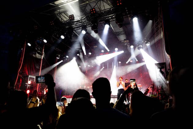 Der Singer-Songwriter Max Giesinger tritt am Dienstag (26.07.22) im Schloss Eyrichshof in Ebern (Landkreis Haßberge) vor rund 3000 Besuchern auf. Copyright: HMBxMedia PattyxVarasano