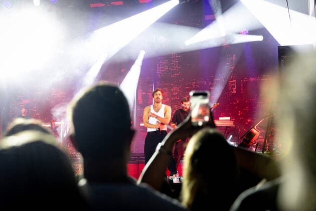 Der Singer-Songwriter Max Giesinger tritt am Dienstag (26.07.22) im Schloss Eyrichshof in Ebern (Landkreis Haßberge) vor rund 3000 Besuchern auf. Copyright: HMBxMedia PattyxVarasano