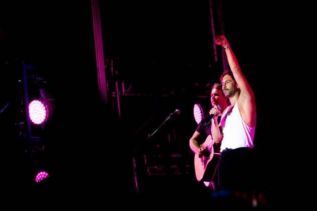 Der Singer-Songwriter Max Giesinger tritt am Dienstag (26.07.22) im Schloss Eyrichshof in Ebern (Landkreis Haßberge) vor rund 3000 Besuchern auf. Copyright: HMBxMedia PattyxVarasano