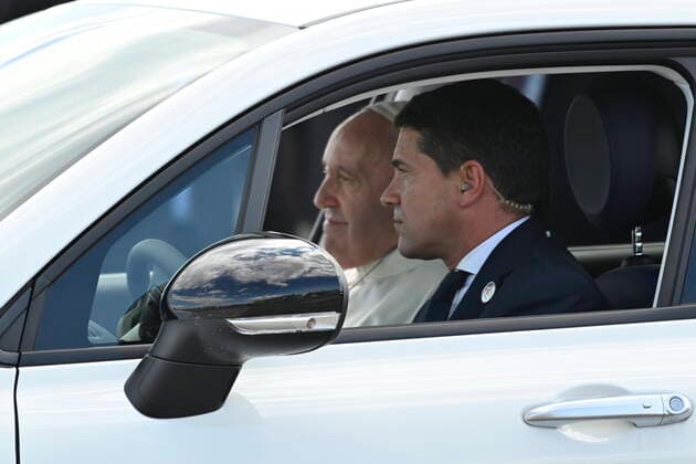 July 27, 2022, QUEBEC, QC, CANADA: Pope Francis leaves the Quebec airport in a Fiat 500 during his Papal visit across Canada in Quebec City on Wednesday, July 27, 2022. QUEBEC CANADA  - ZUMAc35_ 20220727_zaf_c35_084 Copyright: xBernardxBraultx