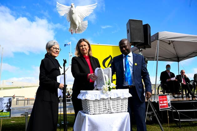 News Themen der Woche KW 30 News Bilder des Tages FREE JULIAN ASSANGE RALLY CANBERRA, Liberal MP for the seat of Bass Bridget Archer releases a white dove during a rally calling for the release of Wikileaks founder Julian Assange outside Parliament House in Canberra, Thursday, July 28, 2022. ( NO ARCHIVING, EDITORIAL USE ONLY, NO USE IN BOOKS WITHOUT CONSENT CANBERRA ACT AUSTRALIA  Copyright: xLUKASxCOCHx 20220728001683943900