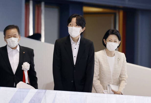 Entertainment Themen der Woche KW 30 Entertainment Bilder des Tages Japanese Crown Prince Fumihito, Crown Princess Kiko Japanese Crown Prince Fumihito (C) and his wife Crown Princess Kiko (R) attend the opening ceremony of the national inter-high school sports championships in Tokushima on July 28, 2022, wearing face masks for protection against the coronavirus.  A14AA0001320763P