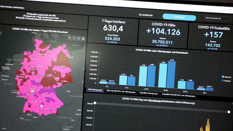 Dashboard des RKI, die 7-Tage-Inzidenz liegt nun bei 630,4 7-Tage-Inzidenz, Dashboard des RKI auf einem Monitor am 28.07.2022 in Siegen Deutschland.