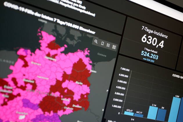 Dashboard des RKI, die 7-Tage-Inzidenz liegt nun bei 630,4 7-Tage-Inzidenz, Dashboard des RKI auf einem Monitor am 28.07.2022 in Siegen Deutschland.