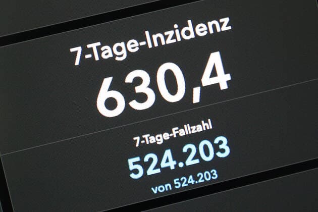 Dashboard des RKI, die 7-Tage-Inzidenz liegt nun bei 630,4 7-Tage-Inzidenz, Dashboard des RKI auf einem Monitor am 28.07.2022 in Siegen Deutschland.
