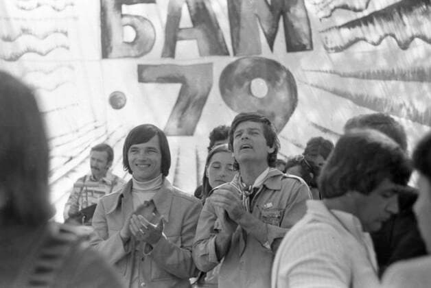 American singer Dean Reed visits Baikal-Amur Mainline 8239739 18.08.1979 Right: American singer Dean Reed who is conducting a 19-day tour of the Baikal-Amur Mainline, and Vasily Rainchik, front-man of the Belarusian music band Verasy, perform at a concert in Tynda (Festivalnaya Hill). ? ?????? ?????? Tyinda Amur region Russia  Copyright: x? ??????x??????x
