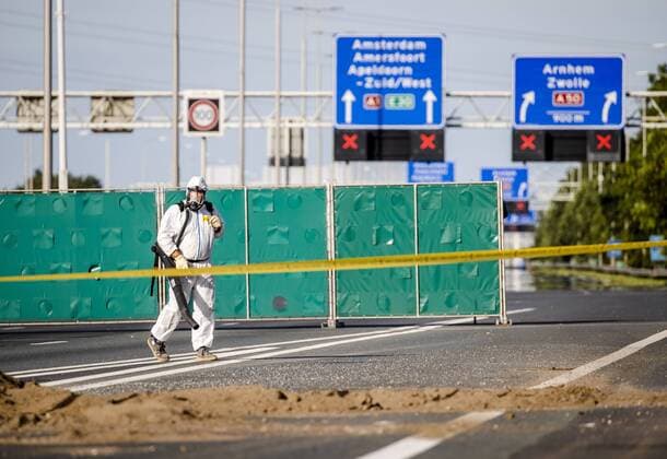 News Themen der Woche KW 30 News Bilder des Tages 2022-07-28 08:47:14 FORST - Employees of a contracting company are cleaning up asbestos on the A1 at Voorst in Gelderland. The highway is closed in the direction of Amersfoort because of the waste that was dumped there on Wednesday by farmers in protest against the nitrogen rules. ANP SEM VAN DER WAL netherlands out - belgium out *** 2022 07 28 08 47 14 FORST Employees of a contracting company are cleaning up asbestos on the A1 at Voorst in Gelderland The highway is closed in the direction of Amersfoort because of the waste that was dumped there on Wednesday by farmers in protest against the nitrogen rules ANP SEM VAN DER WAL netherlands out belgium out  Copyright: xx x452391132x originalFilename: 452391132.jpg
