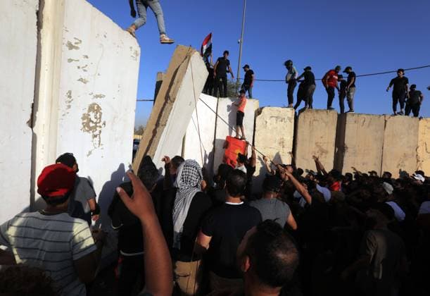 Bilder des Jahres 2022, News 07 Juli News Themen der Woche KW 30 News Bilder des Tages (220728) -- BAGHDAD, July 28, 2022 -- Followers of Shiite cleric Moqtada al-Sadr try to break into the heavily fortified Green Zone in Baghdad, Iraq, July 27, 2022. Hundreds of followers of Shiite cleric Moqtada al-Sadr on Wednesday broke into the Iraqi parliament building in central Baghdad to protest against the nomination of Mohammed Shia al-Sudani for the post of prime minister. The protest came two days after the Coordination Framework, an umbrella group of Shiite parliamentary parties, nominated Mohammed Shia al-Sudani for the post of prime minister. ) IRAQ-BAGHDAD-PROTEST KhalilxDawood 