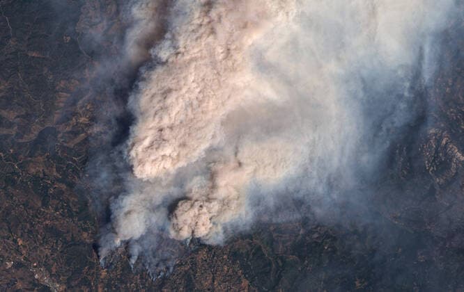 Creative Highlights World July 27, 2022, Mariposa County, CA, United States: Satellite view from the Landsat 9 of the fast moving Oak Fire burning through parched forests near Yosemite National Park, July 27, 2022 as seen from Earth Orbit. The wildland fire is in Mariposa County, west of the park, has forced thousands of people to evacuate their homes. Mariposa County United States - ZUMAp138 20220727_zaa_p138_018 Copyright: xNasa Nasax