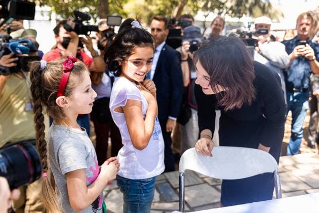 News Themen der Woche KW 30 Bundesaussenministerin Annalena Baerbock im Gespraech mit dem griechischen Minister fuer Migration und Asyl, Panagiotis Mitarachi waehrend eines Besuches des Fleuchtlingslagers Schisto in Athen, 28.07.2022. Athen Griechenland *** German Foreign Minister Annalena Baerbock in conversation with the Greek Minister for Migration and Asylum, Panagiotis Mitarachi during a visit to the refugee camp Schisto in Athens, 28 07 2022 Athens Greece Copyright: xLeonxKuegelerx