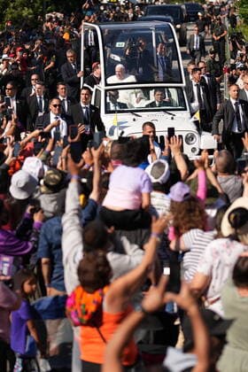 July 28, 2022, Ste-Anne-de-Beaupro PQ, CANADA: Pope Francis waves to the crowd as he arrives for mass at the Basilica of Sainte-Anne-de-BeauprÃ in Ste-Anne-de-BeauprÃ , Que., Thursday, July 28, 2022. Ste-Anne-de-Beaupré CANADA  - ZUMAc35_ 20220728_zaf_c35_008 Copyright: xNathanxDenettex