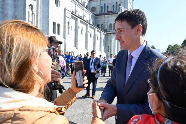 July 28, 2022, QUEBEC, QC, CANADA: Prime Minister Justin Trudeau greets First Nations members outside the Basilica of Sainte-Anne de Beaupro , east of Quebec City, during the papal visit of Pope Francis on Thursday, July 28, 2022. QUEBEC CANADA  - ZUMAc35_ 20220728_zaf_c35_026 Copyright: xBernardxBraultx
