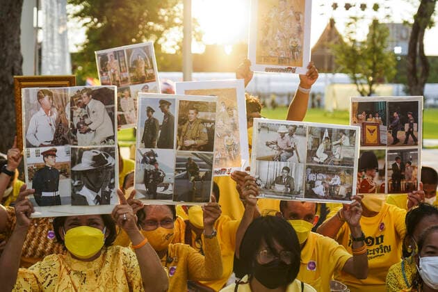 Bilder des Jahres 2022, Entertainment 07 Juli Entertainment Themen der Woche KW 30 Entertainment Bilder des Tages Thai King Maha Vajiralongkorn 70th Birthday Celebrations. Thai Royalists hold photos of Thai King Maha Vajiralongkorn during a ceremony in the celebrations of the Thai King Maha Vajiralongkorn 70th birthday at Sanam Luang in Bangkok, Thailand, 28 July 2022. Bangkok Bangkok Thailand  Copyright: xAnusakxLaowilasx originalFilename: laowilas-notitle220728_npiuL.jpg