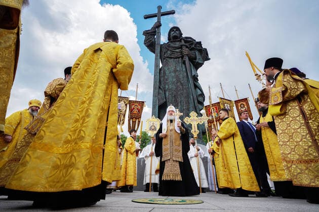 Bilder des Jahres 2022, News 07 Juli News Themen der Woche KW 30 News Bilder des Tages Russia Religion Patriarch Rus Baptism Day 8244241 28.07.2022 In this handout photo released by the Russian Orthodox Patriarch s press office, Russian Orthodox Patriarch Krill conducts a service marking the 1034th anniversary of Baptism of Rus by the monument to the Baptist of Rus Prince Vladimir on Borovitskaya Square, in Moscow, Russia. Editorial use only, no archive, no commercial use. Russian Orthodox Patriarch s press office Moscow Russia  Copyright: xx