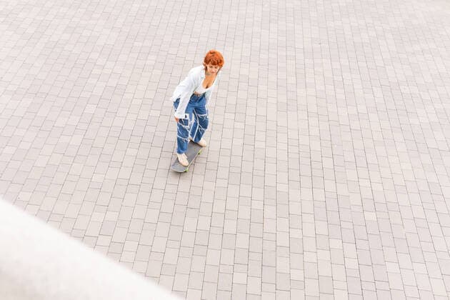 Creative Highlights Symbolbilder From above full body side view of active female in casual wear riding skateboard in skate park with ramp on summer day, Model released DavidMunoz_NatiAndHugoSkaters_00026.jpg Copyright: xDavidxMunozx MR