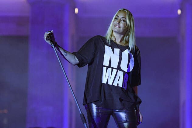 20.03.2022, xlakx, Entertainment Demo, Sound of Peace - Friedenskundgebung für die Ukraine emspor, v.l.Sarah Connor bei der Kundgebung und dem Friedenskonzert Sound Of Peace gegen den Krieg in der Ukraine am Brandenburger Tor Berlin