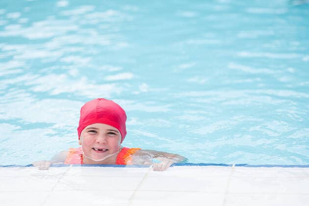 Creative Highlights Symbolbilder Concentrated cute little girl in swimsuit and rubber cap swimming in outdoor pool during summer vac looking at cameraation, Model released HodeiUnzueta_ChildrenAndGrandfatherInPool_11.jpg Copyright: xHodeixUnzuetax MR