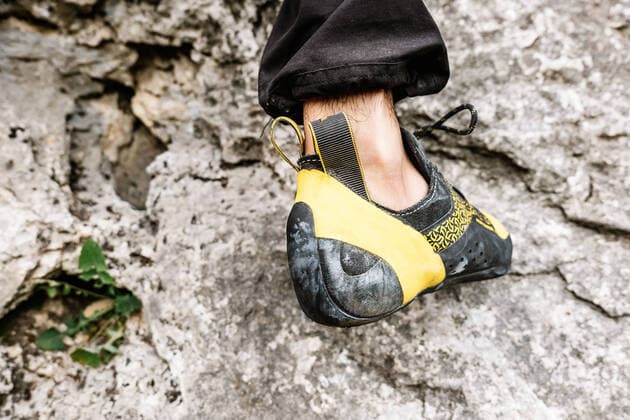 IMAGO Creative: 2022 Sport Favoriten Creative Highlights Symbolbilder Closeup low section of male hiker wearing sport shoes while climbing on rocky cliff, Model released HodeiUnzueta_Climbers_090.jpg Copyright: xHodeixUnzuetax MR
