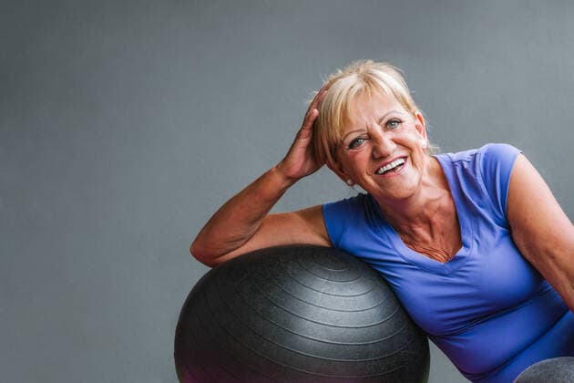Creative Highlights Symbolbilder Smiling fit senior woman leaning on fit ball looking away at gym, Model released HodeiUnzueta_SeniorWomanSport_13.jpg Copyright: xHodeixUnzuetax MR
