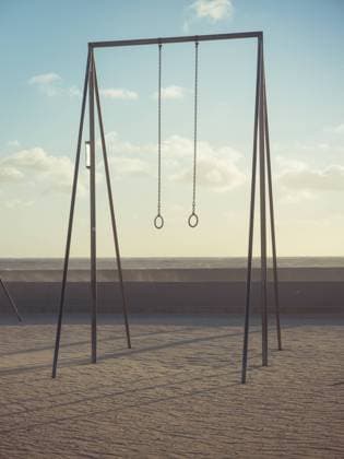 IMAGO Creative: Sommer Sport - Strand Pair of gymnastic rings hanging on bar against cloudy sunrise sky on sandy Venice Beach early in morning in Los Angeles, USA JafStock_VeniceBeach_00007.jpg Copyright: xJafxStockx Model Released
