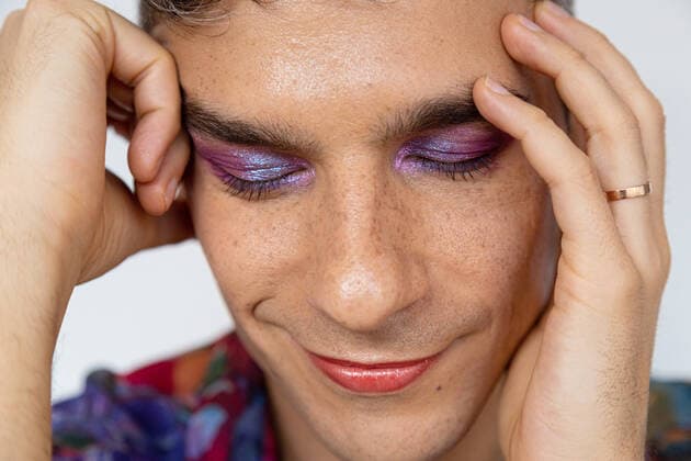 Creative Highlights Symbolbilder Closeup of fashionable young transgender man with glitters on eyeshadow, Model released JordiBataller_QueerReality_24.jpg Copyright: xJordixBatallerx MR