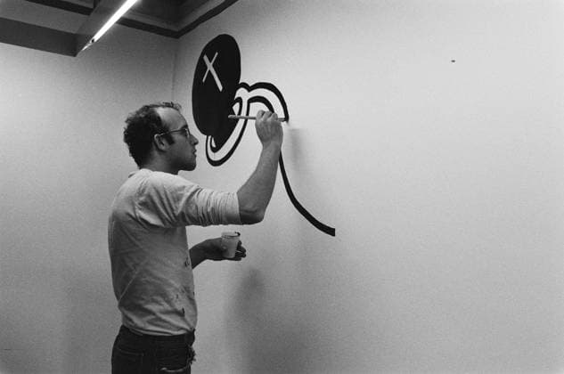Anefo photo collection. Keith Haring at work in the Stedelijk Museum in Amsterdam. Museums, painters, murals, graffiti. March 14, 1986. Amsterdam, Noord-Holland Copyright: xpiemagsx pienatarchpart517102021-2929 !ACHTUNG AUFNAHMEDATUM GESCHÄTZT!