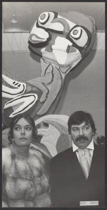 Elsevier photo collection. Exhibition of the work of Karel Appel in the Stedelijk Museum. Karel apple with his wife Machteld at an exhibition of his newest works in the Stedelijk Museum in Amsterdam. November 13, 1968. Amsterdam, Noord-Holland Copyright: xpiemagsx pienatarchpart517102021-30745 !ACHTUNG AUFNAHMEDATUM GESCHÄTZT!