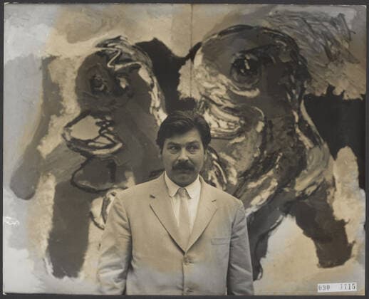 Elsevier photo collection. Karel Appel stands for one of his last paintings Deux Figures at an exhibition of his work in the Stedelijk Museum in Amsterdam. 25 June 1965. Amsterdam, Noord-Holland Copyright: xpiemagsx pienatarchpart517102021-30763 !ACHTUNG AUFNAHMEDATUM GESCHÄTZT!
