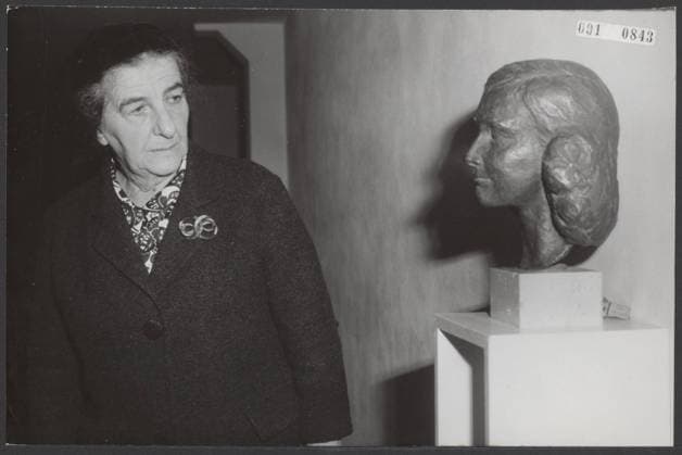 Elsevier photo collection. The Israeli Minister of Foreign Affairs Golda Meir looks at the bust of Anne Frank during her visit to the Anne Frank House in Amsterdam. 27 February 1964. Amsterdam Copyright: xpiemagsx pienatarchpart517102021-31104 !ACHTUNG AUFNAHMEDATUM GESCHÄTZT!