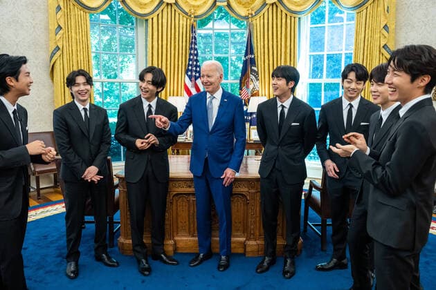 June 1, 2022, Washington, DC, United States of America: U.S. President Joe Biden chats with members of the K-Pop band BTS in the Oval Office of the White House, May 31, 2022, in Washington, D.C. Washington United States of America - ZUMAp138 20220601_zaa_p138_007 Copyright: xAdamxSchultz WhitexHousex